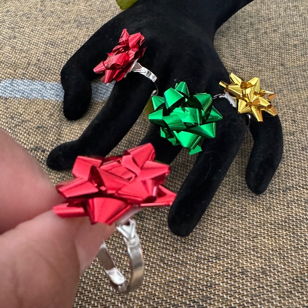 Christmas came early! 🎁 Gift/Present Bow Ring
